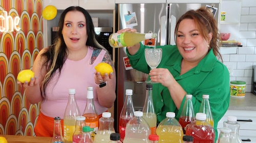 Chrystine et Vanessa sont dans leur cuisine en train de tester des limonades.