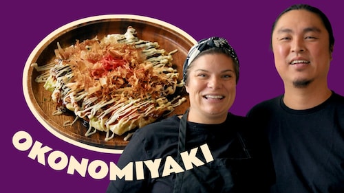 Élyse Garand et Hidenori Tsuda du noren avec leur plat signature, l'okonomiyaki.