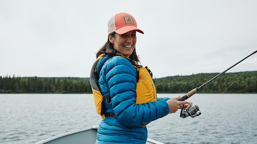 Geneviève O'Gleman sur un bateau en train de pêcher.
