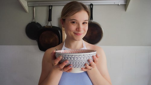 L'influenceuse Claudie Mercier qui tient un bol de risotto dans ses mains.