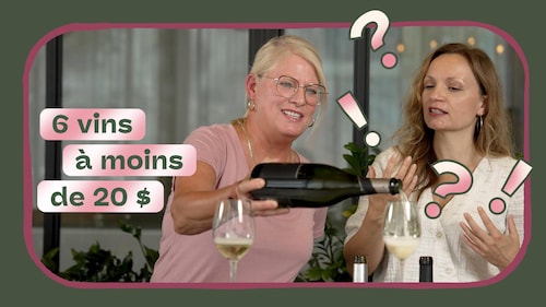 Deux femmes en train de goûter un vin blanc.