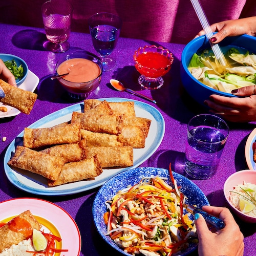 Plusieurs mets chinois sur une table festive.