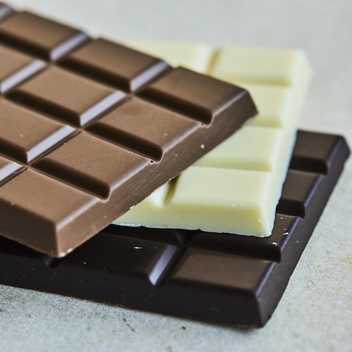 Tablette de chocolat au lait, de chocolat blanc et de chocolat noir.