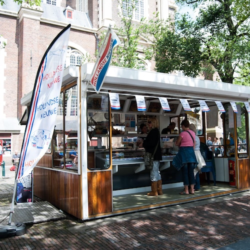Kiosque extérieur qui vend des nieuwe haring au Pays-Bas.