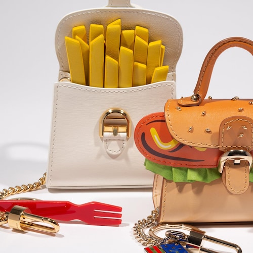 Deux sacs à main qui reproduisent l'apparence d'un casseau de frites et d'un hamburger.