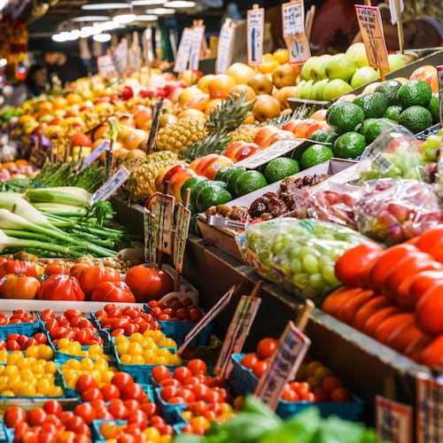 Un étalage de fruits et de légumes dans un marché