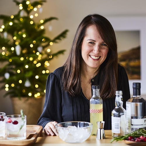 La nutritionniste Geneviève O'Gleman est assise à une table sur laquelle il y a des cocktails festifs. 