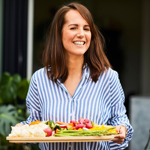 La nutritionniste Geneviève O'Gleman tient un plateau de légumes à faire griller sur le barbecue. 