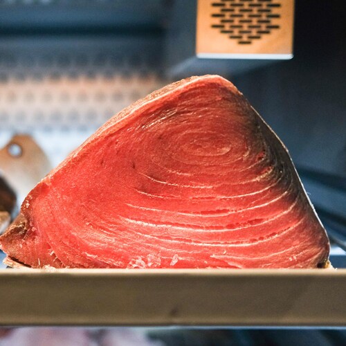 Un gros steak de thon dans le réfrigérateur à vieillissement.