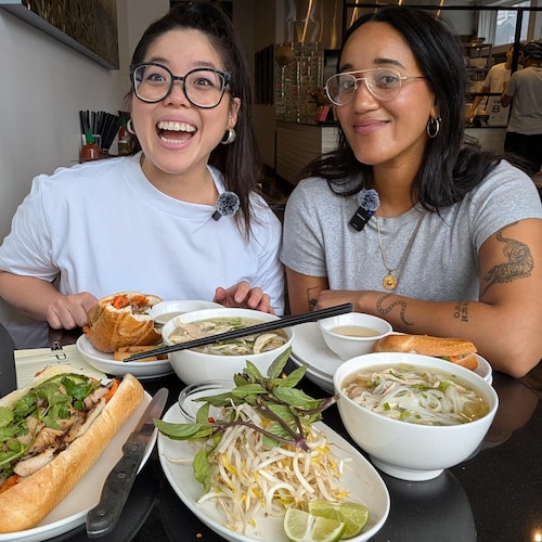 An Tran et Mylène Genty devant trois plats vietnamiens à la cantine Tran.