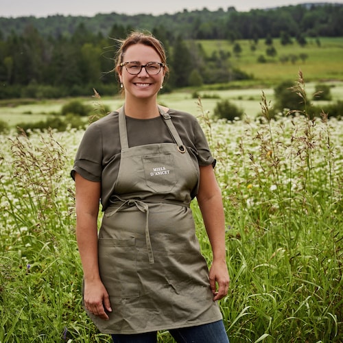 Anne-Virginie Schmidt dans un champ de fleurs sauvages.
