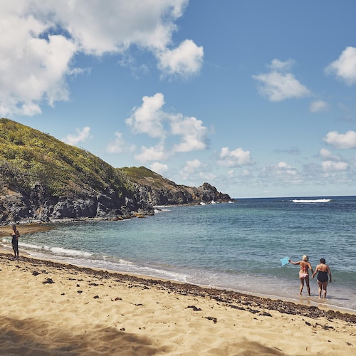 Une plage de Martinique avec quelques baigneurs.