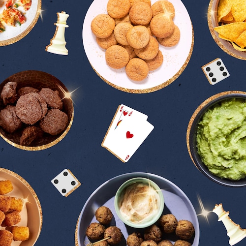 Des assiettes et des bols avec des bouchées sucrées ou salées, avec des pions et des cartes à jouer.