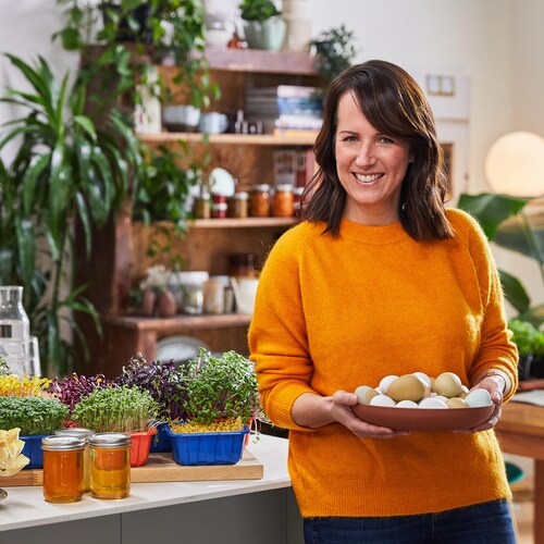 La nutritionniste Geneviève O'Gleman est dans une cuisine et sur le comptoir il y a des champignons, des fines herbes, des micropousses et des germinations. 