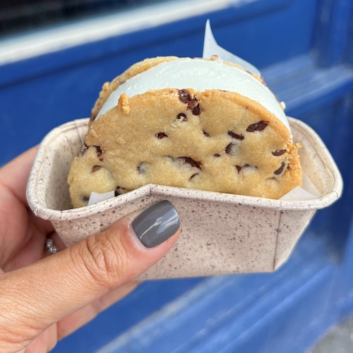 Un sandwich à la crème glacée dans un plat pour emporter.