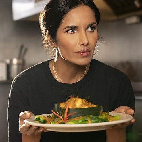 Une femme qui tient une assiette pleine dans ses mains.