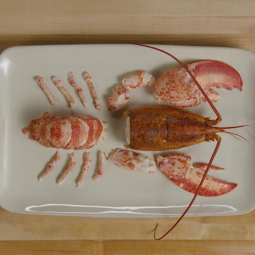 Un homard complètement décortiquer dans une assiette. 