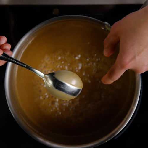 Roux brun dans une casserole.