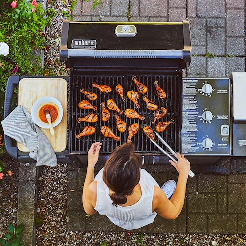 La nutritionniste Geneviève O’Gleman fait cuire des pilons de poulet sur le barbecue. 