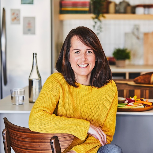 La nutritionniste Geneviève O'Gleman est assise au comptoir de la cuisine. 