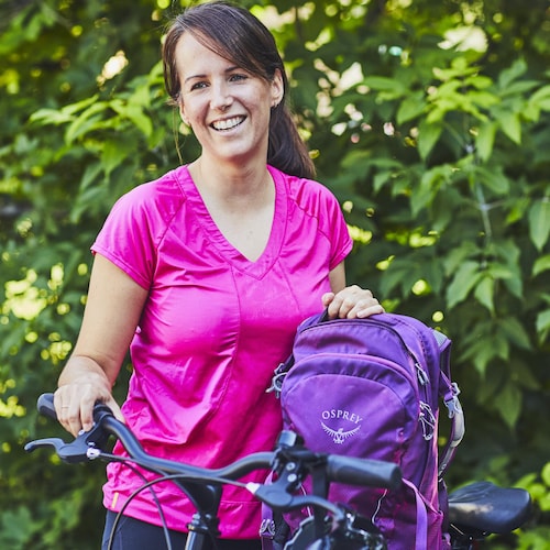 La nutritionniste Geneviève O'Gleman se tient debout à côté de son vélo.