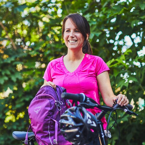 La nutritionniste Geneviève O’Gleman se prépare à partir à vélo. 