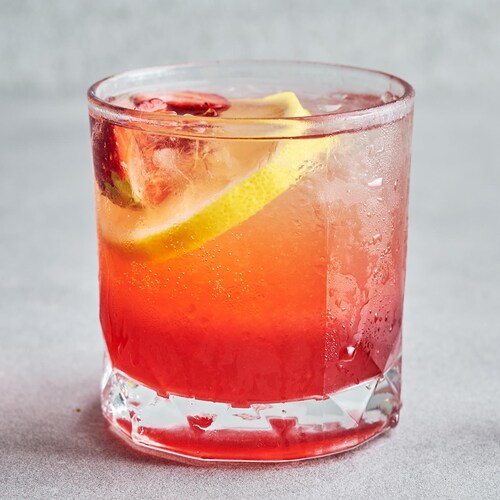 Un verre de seltzer à la fraise et à la fleur de sureau.