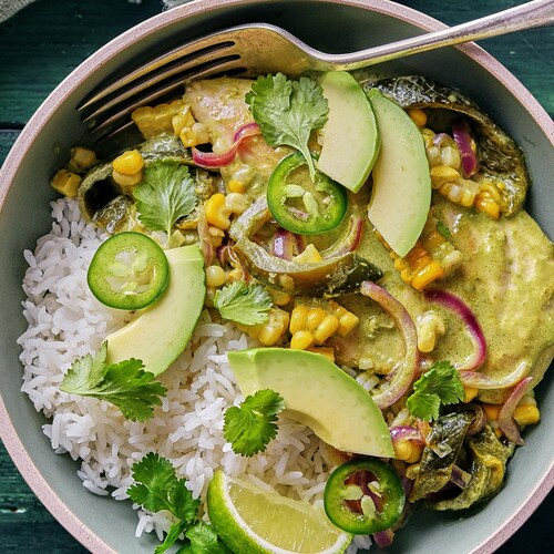 Du poulet à la sauce crémeuse aux piments poblano dans un bol.
