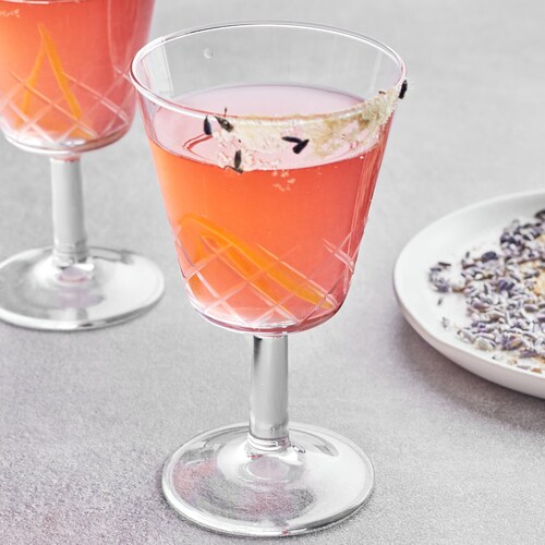 Trois verres remplis d'un cocktail à la confiture, à l’érable et à la lavande.