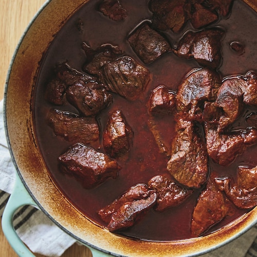 Une casserole remplie de bœuf braisé à la coréenne.