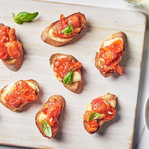 Des croûtons recouverts de bruschetta aux tomates cerises et au citron.