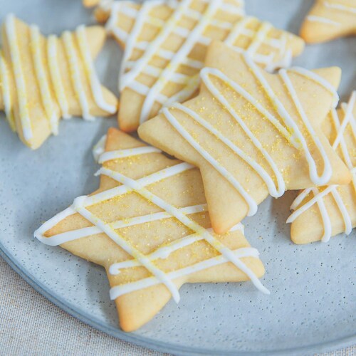 Des biscuits sablés en forme d’étoile, dans une assiette.