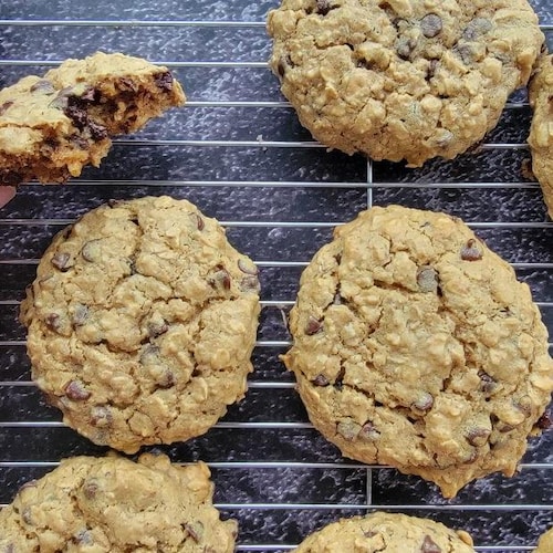 Des biscuits à l'avoine, au beurre d'arachide et au chocolat sur une grille à pâtisserie.