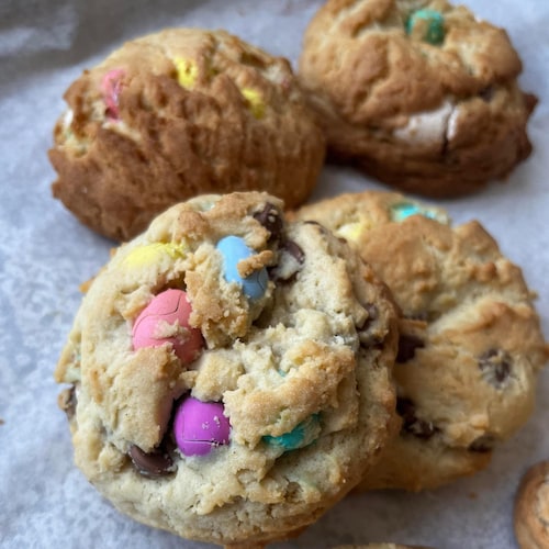Des biscutis aux petits oeufs en chocolat qui refroidissent sur une plaque.
