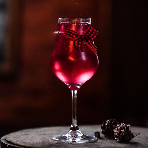 Un verre rempli d'un cocktail avec une boucle.