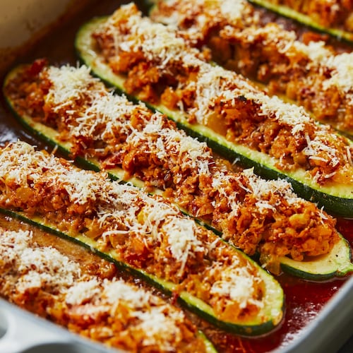Des courgettes farcies à l’italienne dans une sauce tomate. 