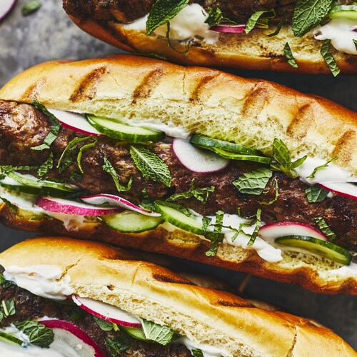 Trois dogburgers à la libanaise sur une plaque.