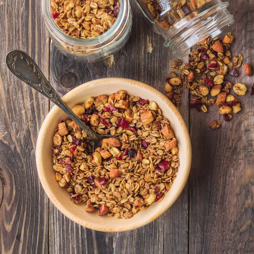 Du granola protéiné dans un bol.