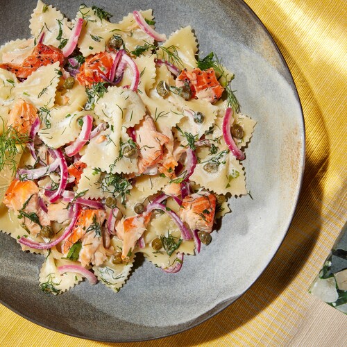 Des farfalles au saumon fumé et à l'aneth dans une assiette.