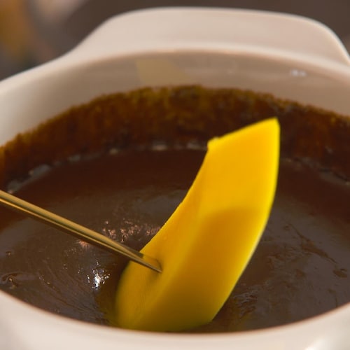 Un caquelon de fondue au chocolat praliné.