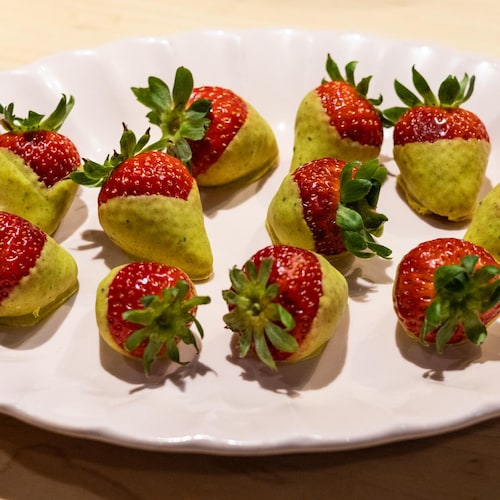 Des fraises enrobées de chocolat blanc au curcuma et au cumin.