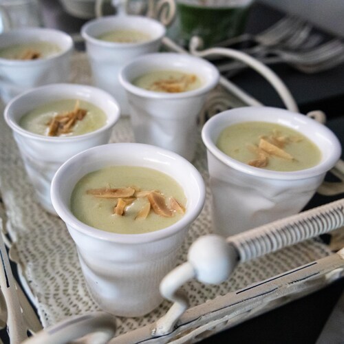 Six verrines remplies de gaspacho blanc.