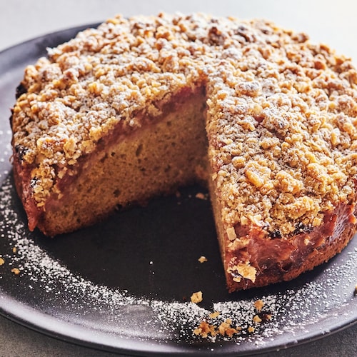 Un gâteau crumble à la rhubarbe dans une assiette.