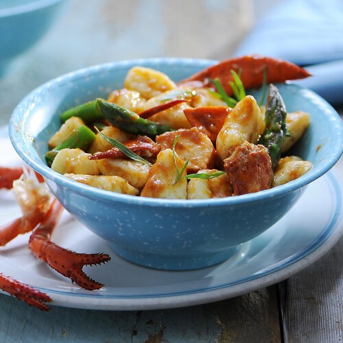 Gnocchis au homard et aux asperges dans un bol.