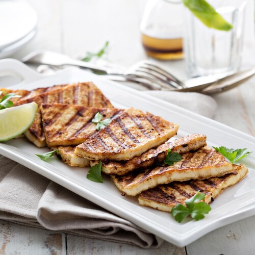 Des tranches de tofu marinées à l'érable grillées. 