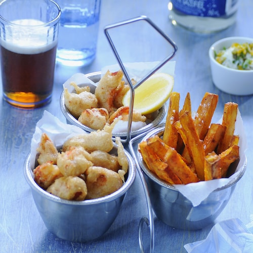 Deux contenants de homard en croustilles et un contenant de frites de patates douces.