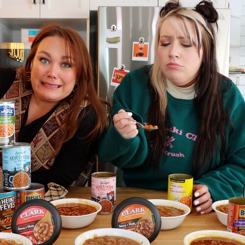 Chrystine et Vanessa dans leur cuisine avec plusieurs boîtes de conserve de fèves dans le sirop d'érable.