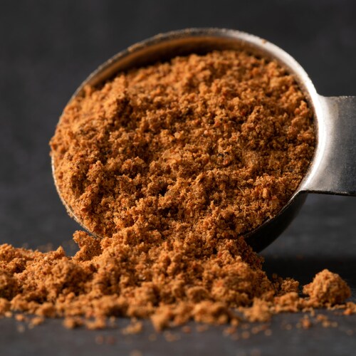 Un mélange d'épices tex-mex dans une cuillère.