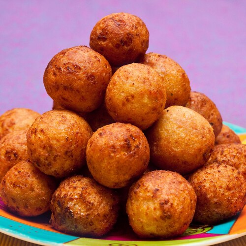 Un monticule de petits beignets congolais dans une assiette.