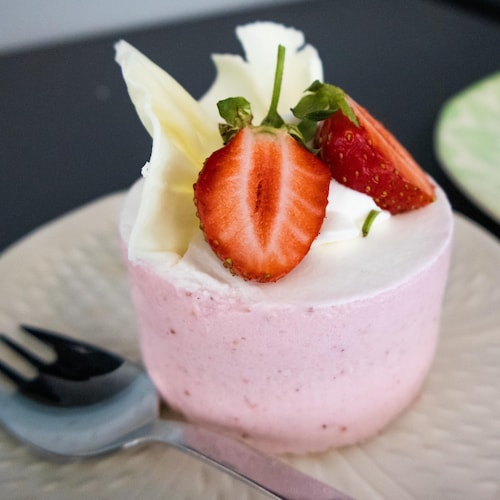 Une mousse aux fraises dans une assiette.
